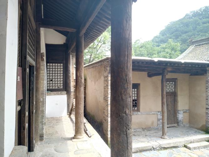 参观了一个古宅,这家的房子四梁八柱,还是个套院