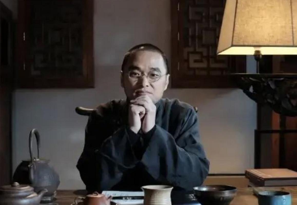 追根溯源,冯唐这个跨界牛人的爸妈也很特别,妈妈始终想做世界中心,80