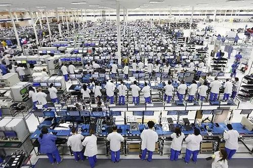 正文 这是郑州富士康科技园区最普通的一个早晨——数万名员工在大门