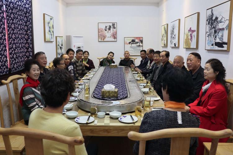 久别重逢的战友团团围坐在一起,重温41年前的旧梦