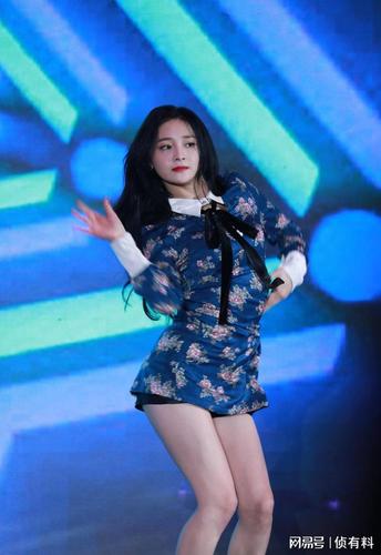 身材完美的让人惊讶的周洁琼舞台表演抓拍生图舞起来更精彩