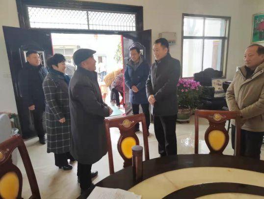 定远县长潘金钟大年初六走访看望异地回乡过春节的商会会长及家属