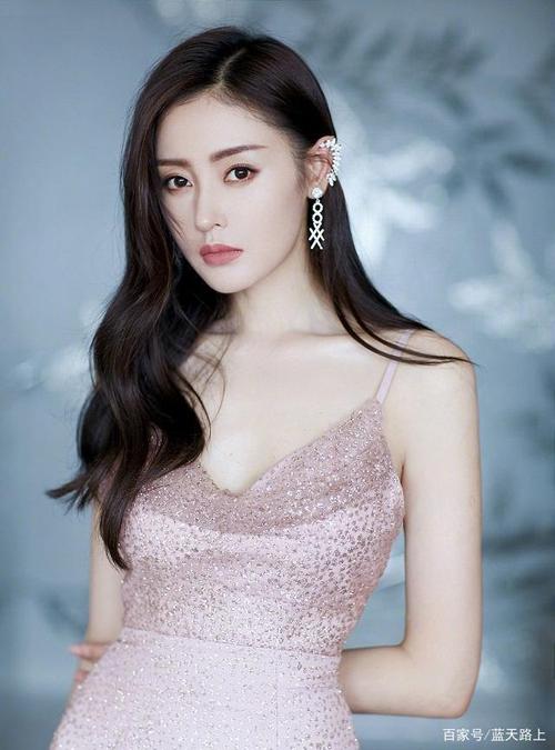 张天爱花式的"作秀",蓝色的运动服穿着无痕