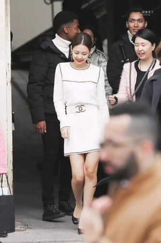 jennie巴黎看秀,路拍图超像小吴?你还没看过这张照片呢!