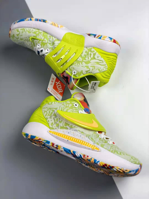 整个鞋面上布满了花纹,设计师应该是想让花纹融入一些杜兰特的个人