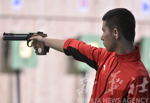 月10日8月10日,宁夏回族自治区体育运动学校选手李博阳(前)在资格赛中