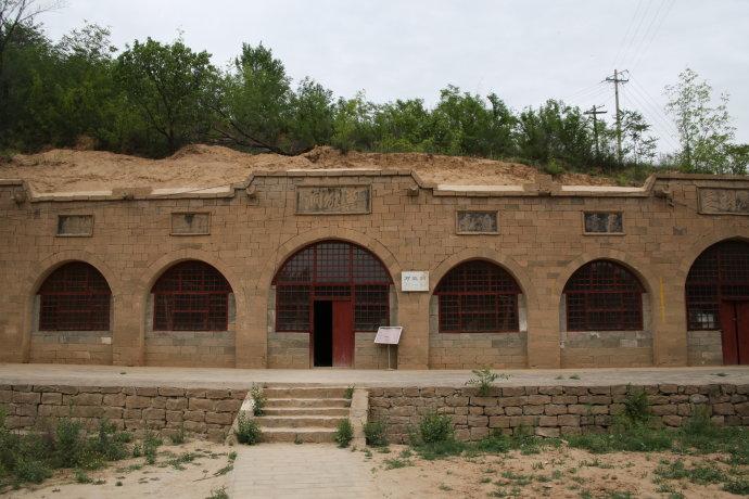 克难坡在黄土山梁间,本是六户人家的小村,抗战期间阎锡山率第二战区