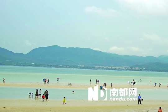 五一小长假,大鹏较场尾吸引了大批游客.