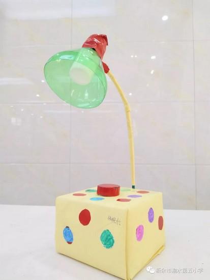 渝水五小举行"变废为宝" 主题科技创意作品制作比赛