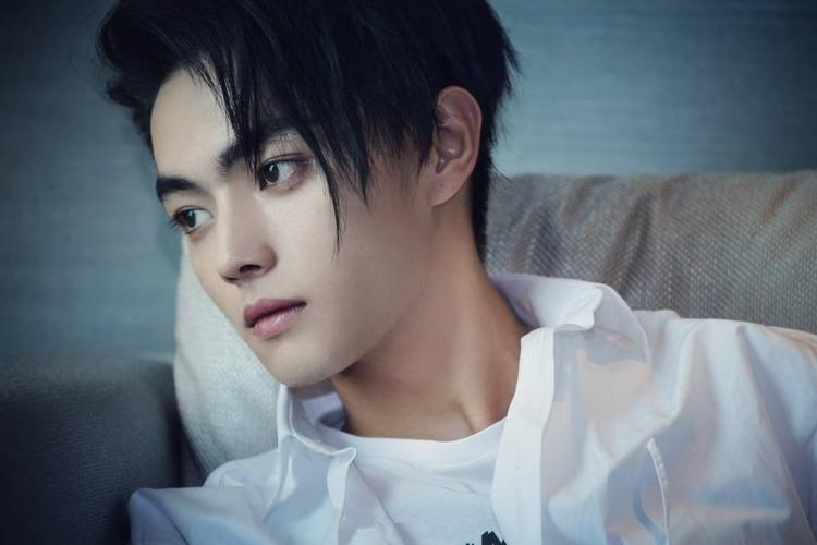 帅气撩人许凯高清手机壁纸 为爱豆们送上愉悦的手机桌面如何呢!