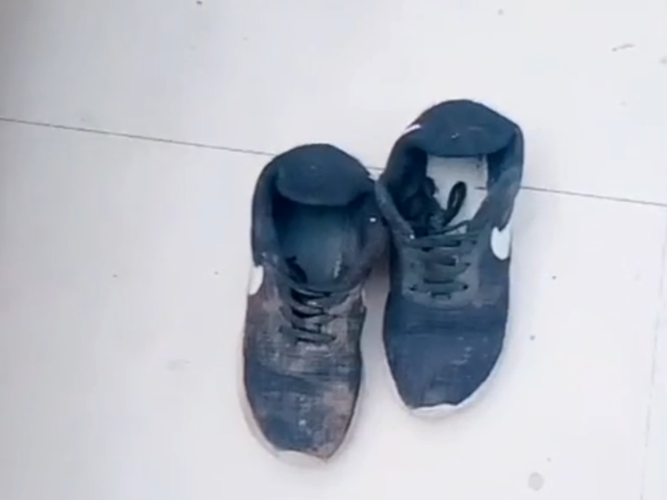 单亲爸爸的鞋子穿烂了,儿子看见后留下零钱和信,让爸爸泪目