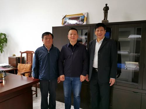 茶陵县副县长陈银河(中)与刘春明(左),谌宽业合影