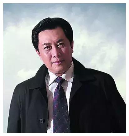 老戏骨唐国强:借妻上位,前妻自杀气死岳父,今娶小12岁