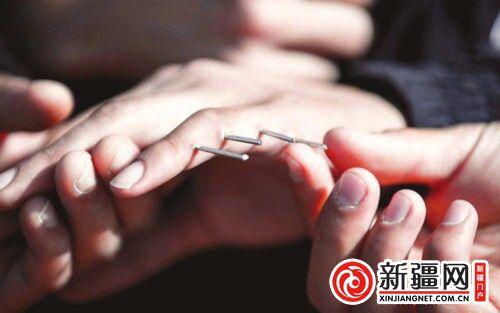 新疆一特警手指打钢针照片引发全国网友关注