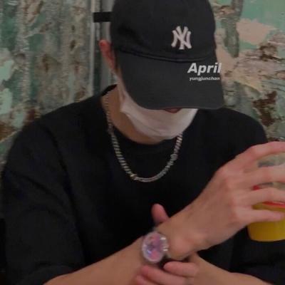 很有浪漫氛围的男生帅气头像夜晚的灯火留给晚归的人