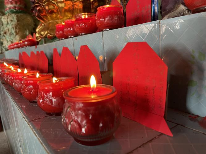 这里也是寺院供灯场地,以"经行大地"四众弟子名义连续供十天灯祈福