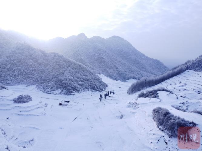 航拍丨雪岭漫步大邑唐王坝宛若白色童话世界