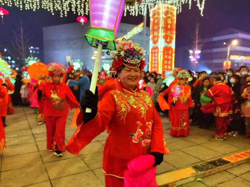 彩灯盛装闹元宵 …友谊社区秧歌队