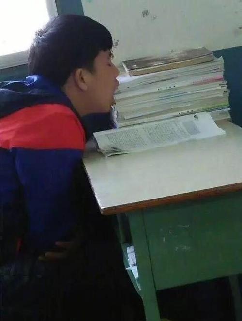 学生上课最奇葩的睡觉姿势最后一张是世界上最幸福的睡觉姿势