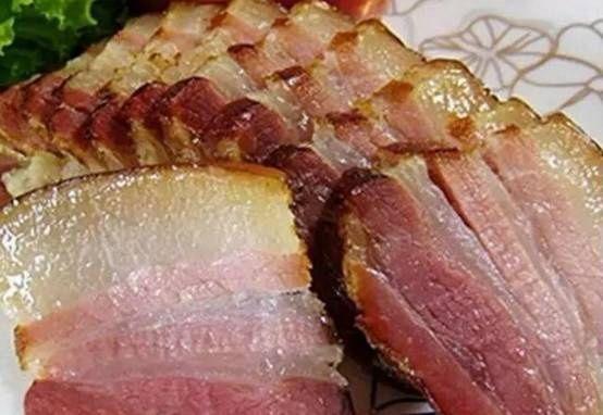  p>信阳腊肉是一道以咸肉,盐等材料腌制而成的肉制品.口味咸鲜. /p>