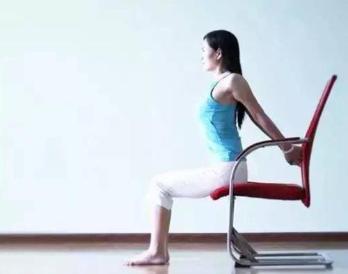 将右手臂伸展向上,呼气时屈肘,并将右手下压向两肩胛骨之间,再将左手