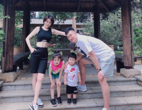 喜得贵子苏伟老婆三胎顺产妻子颜值超高31岁拿顶薪人生赢家