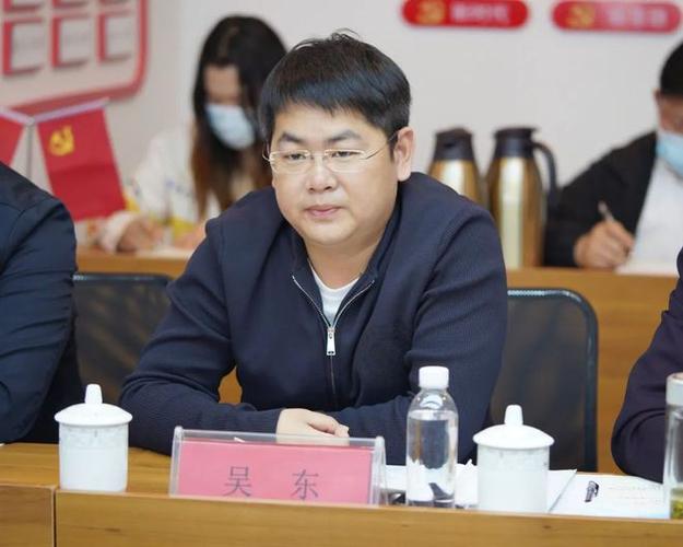 本次座谈会由运鸿集团党总支书记吴峰主持.
