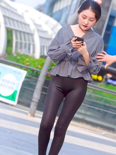 街拍美女:小姐姐紧身衣搭配紧身裤,修身自然又显优美大方