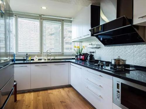 厨房一排的飘窗,采光通风无疑让很多人都羡慕.