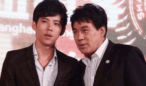 朱时茂与妻子近照曝光, 两人曾为儿子分居八年, 如今恩爱幸福