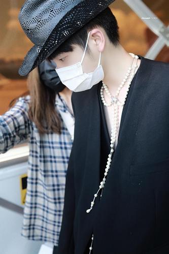 周震南今天真的绝了,我宣布这套穿搭成为我目前的.