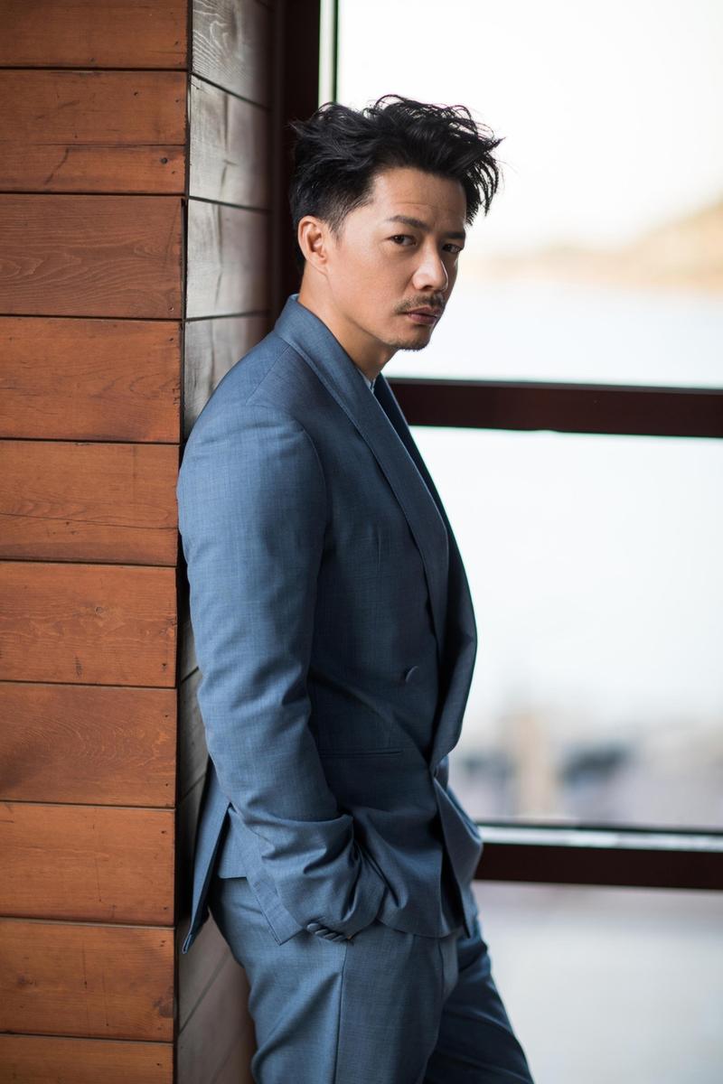 段奕宏初夏示范海洋蓝西装 硬汉侧面依旧迷人