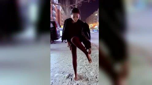 小姐姐光脚在雪地里,就不冷吗?