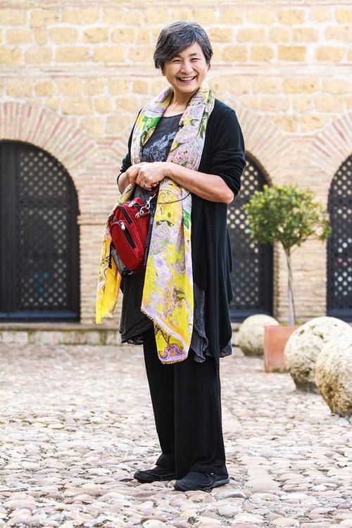 真人秀《花儿与少年》中的一幕,90后明星华晨宇在机场见到郑佩佩