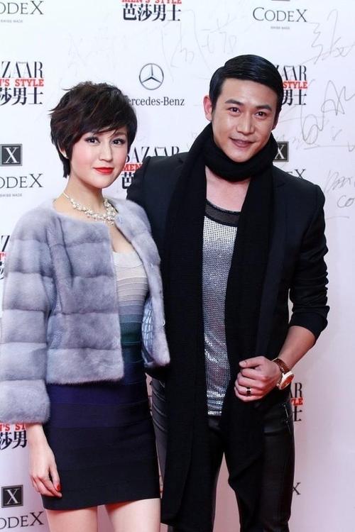 陆毅带老婆亮相活动,油头配皮裤变中年油腻男,鲍蕾倒挺有贵妇范