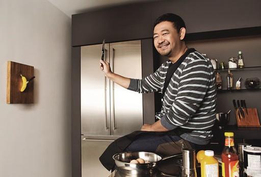 姜武拍美食杂志封面大片 变身型男大主厨不亦乐乎(组图)