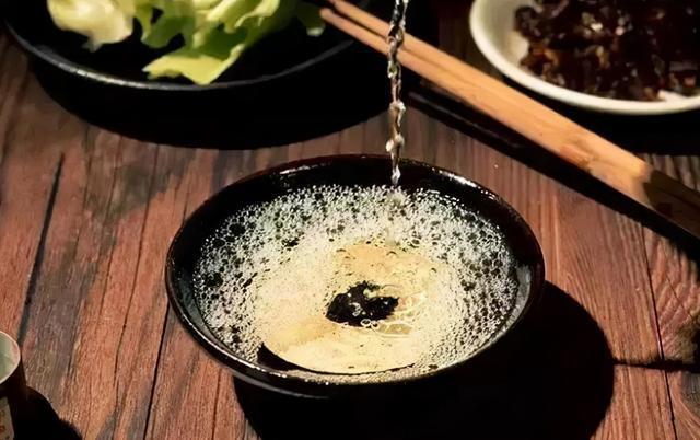 倒酒时,酒线细长,酒花绵密丰富,很久才消散,酒液张力足,挂壁厚,酒珠