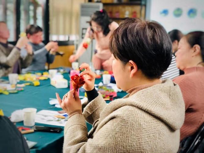 次活动的主题—制作永生花,客户们认真听老师分步讲解制作方法和技巧