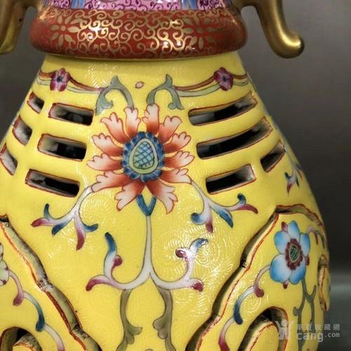 清乾隆黄底粉彩描金转心瓶