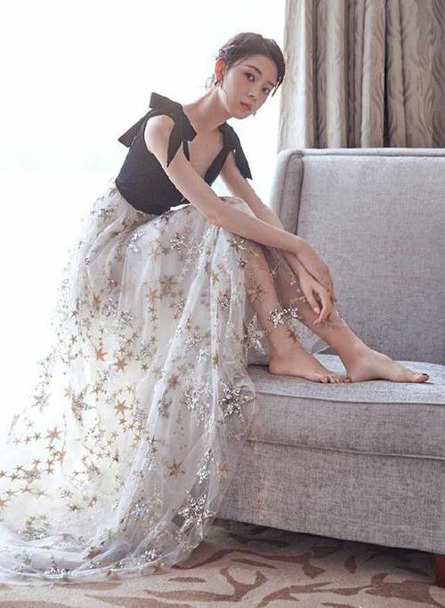 陈瑶性感红裙亮相活动,曼妙身材大获好评,网友:瘦而不