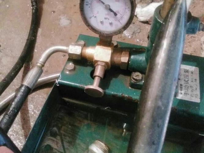 给水管打压测试,8个压力30分钟无掉压,符合施工规范