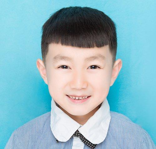 2020年小学一年级男孩证件照发型清爽简单不失个性的男童短发