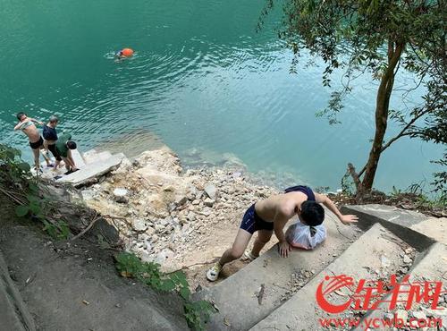 别再去六片山野泳了不仅容易溺水现在还要飞檐走壁