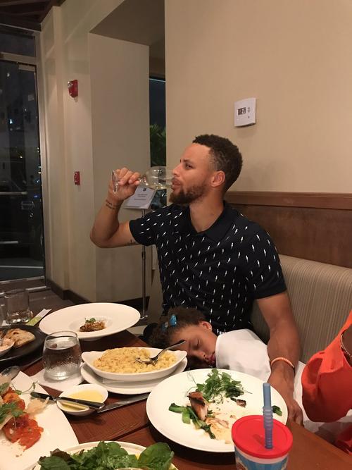 度假模式,斯蒂芬-库里在家喝酒