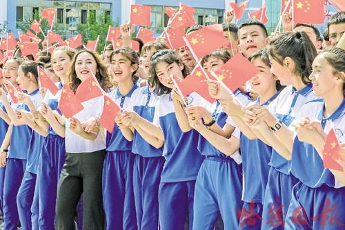 6月21日,哈密市第一中学师生们高歌唱响《赞赞新时代》.