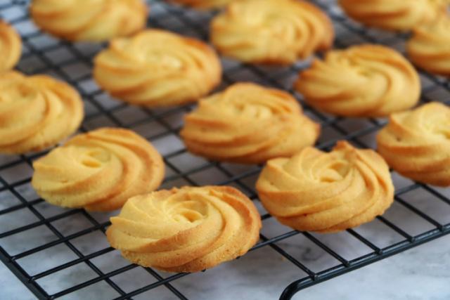 自制曲奇饼干,原来做法如此简单,2分钟学会,再也不去