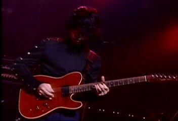 展开全部 正解是:黄贯中 的吉他 fender 吉他  效果器 演奏