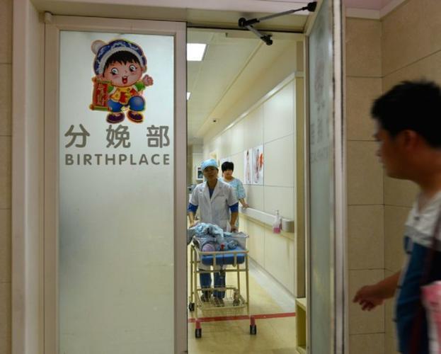 妻子生孩子我们都在产房外等待她出来后说的话我们愣了