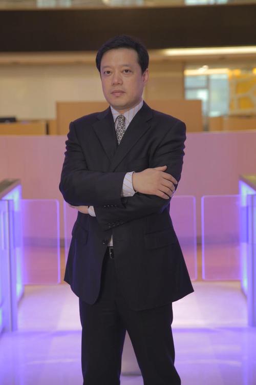 朗读者:海波,smg上海广播电视台首席主持人,主任编辑