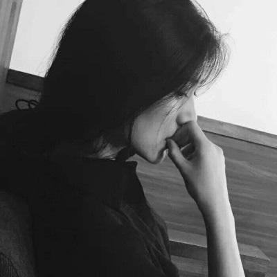 冷漠孤傲女生头像黑白